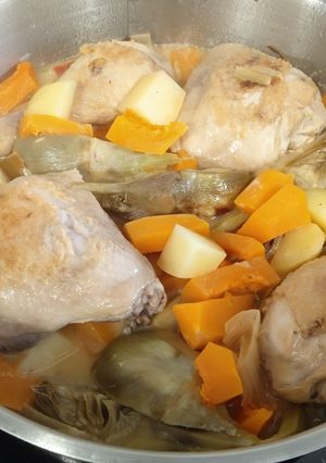 Foto principal de Pollo con alcachofas y calabaza