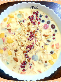 फ्रूट कस्टर्ड (Fruit custard recipe in Hindi) रेसिपी मुख्य फोटो