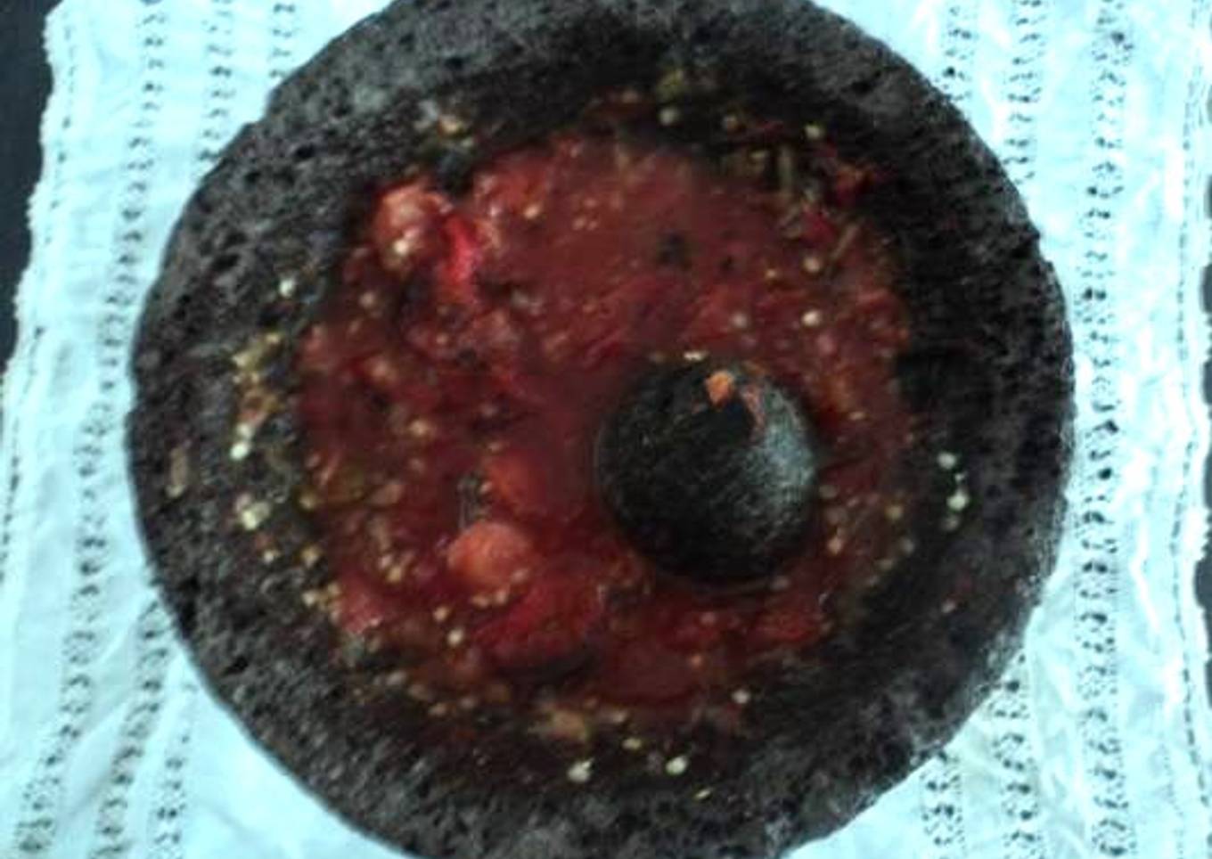 Salsa de jitomate y chilaca con epazote prehispanica