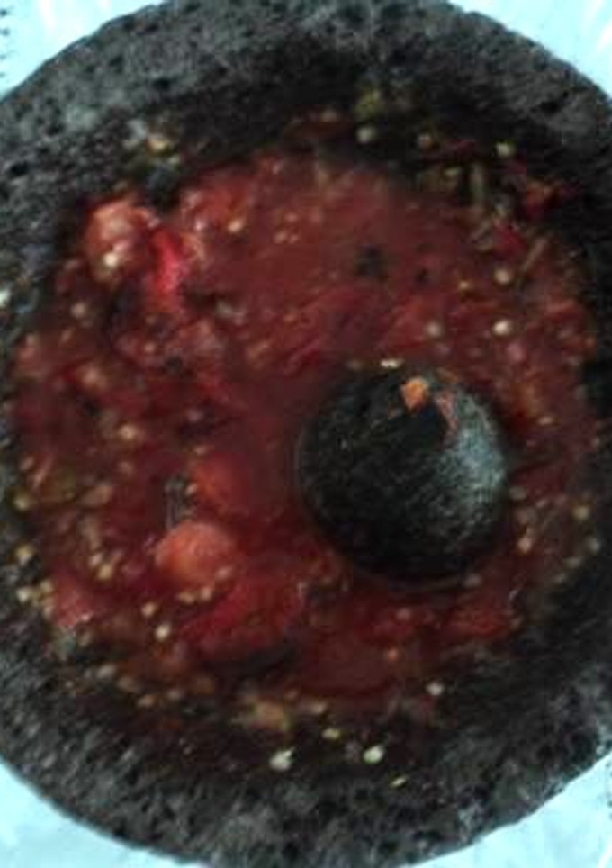 Una foto de Salsa de jitomate y chilaca con epazote prehispanica