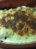 Salchichas frescas en salsa de queso gratinadas
