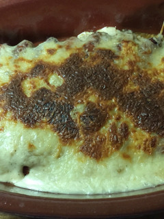 Una foto de Salchichas frescas en salsa de queso gratinadas