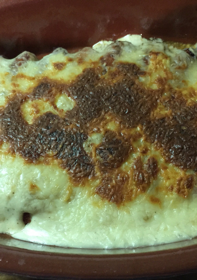 Una foto de Salchichas frescas en salsa de queso gratinadas
