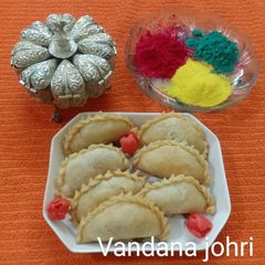 A picture of मावा गुझिया.