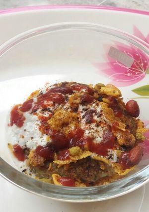 A picture of Aloo tikki chaat.
