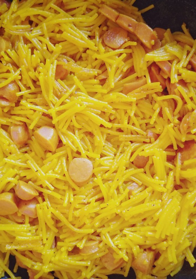 Una foto de Fideos con salchichas