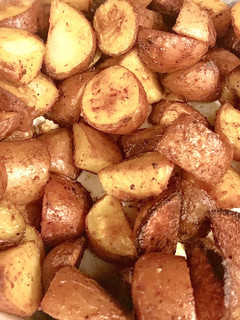 Una foto de Papas rústicas / bravas