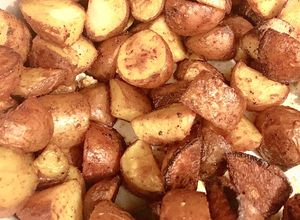 Una foto de Papas rústicas / bravas