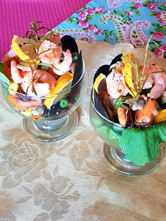 Una foto de Copa fresca de mariscos y rúcula