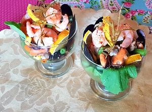 Una foto de Copa fresca de mariscos y rúcula