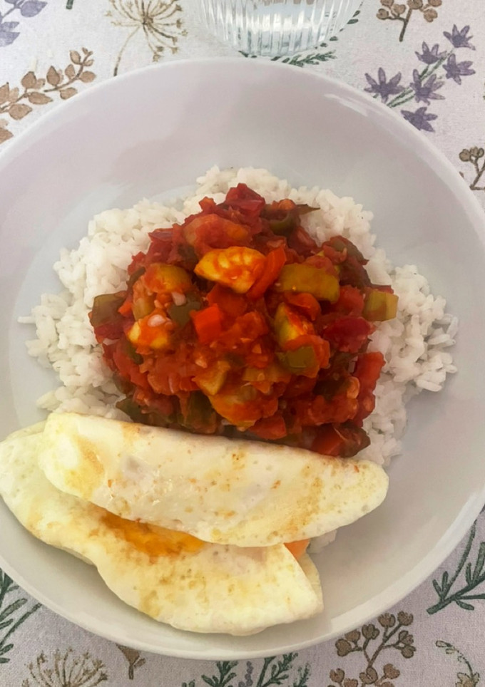 Una foto de Pisto con arroz y huevos a la plancha