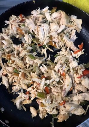 Una foto de Pollo con pimentón y cebolla