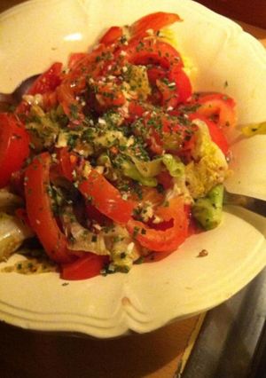 Une photo de Salade de tomates poireaux laitue et herbes aromatiques