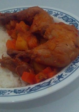 Una foto de Pollo guisado con papas y zanahoria