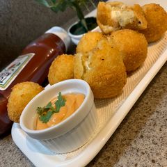A picture of Potato cheese balls.