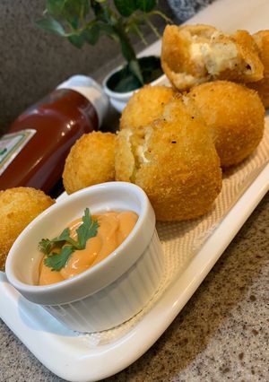 A picture of Potato cheese balls.