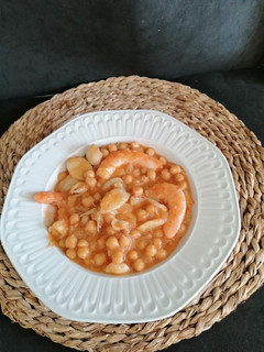Una foto de Garbanzos con sepia y langostinos