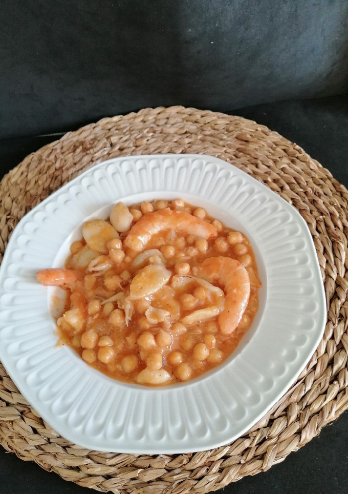 Una foto de Garbanzos con sepia y langostinos