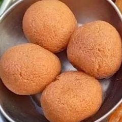 A picture of Besan ke laddoo.