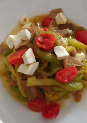 Foto di Tagliatelle di melanzane con funghi, pomodorini e primo sale
