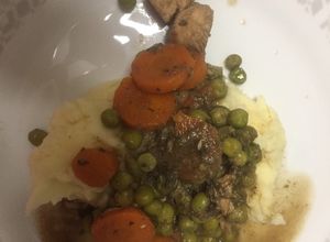 Una foto de Pollo Arvejado con Puré