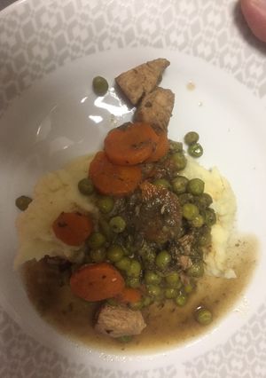 Una foto de Pollo Arvejado con Puré
