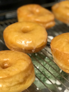Una foto de Donuts sin lactosa (los de toda la vida) con mambo Cecotec