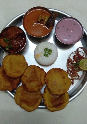 कोकण_स्पेशल_चिकन _थाळी (chicken thali recipe in marathi) रेसिपी चे मुख्य फोटो 
