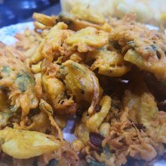 A picture of Aloo piyaz ke mix Pakoray.