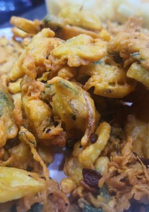 A picture of Aloo piyaz ke mix Pakoray.