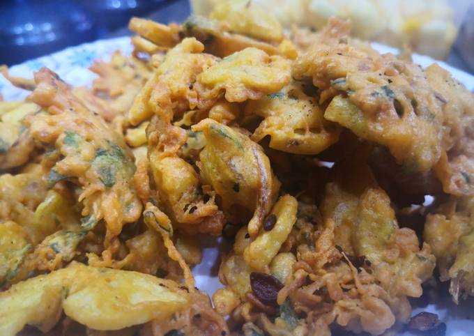 Aloo piyaz ke mix Pakoray