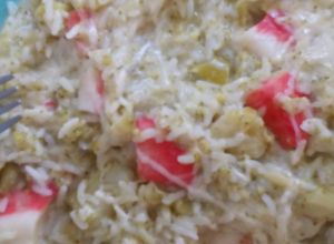 Una foto de Arroz especiado con bróccoli y surimi