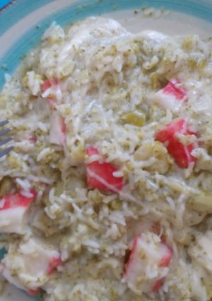 Una foto de Arroz especiado con bróccoli y surimi