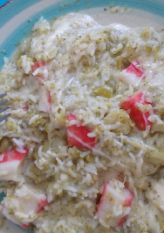 Una foto de Arroz especiado con bróccoli y surimi