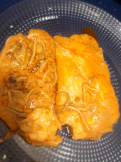 Una foto de Salmón en salsa de gambas con angurinhas