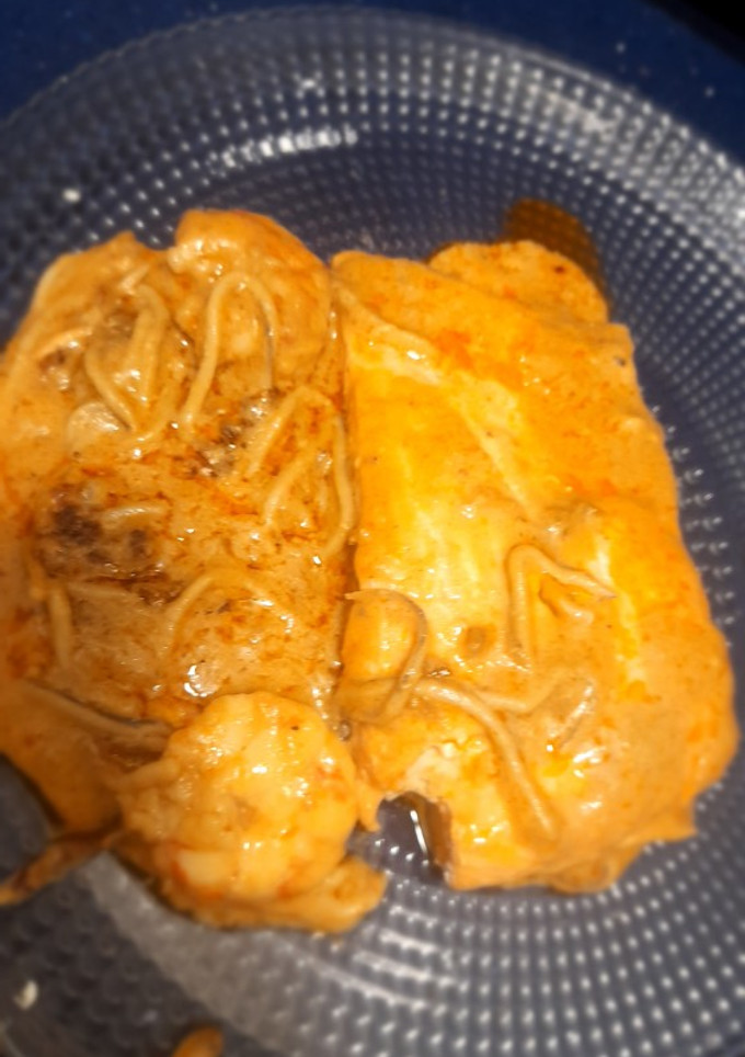 Una foto de Salmón en salsa de gambas con angurinhas