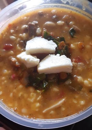 Una foto de Locro de maíz blanco y porotos