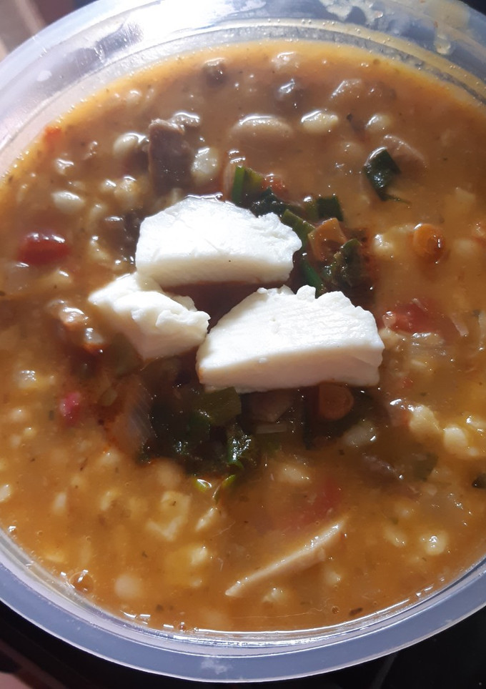 Una foto de Locro de maíz blanco y porotos