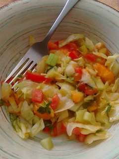 Una foto de Ensalada tropical. ॐ