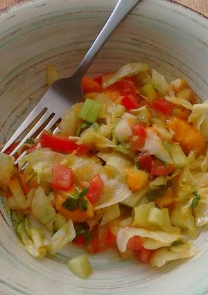 Una foto de Ensalada tropical. ॐ