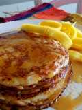 Panqueques de coco con mango y almíbar de limón
