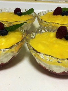 Una foto de Vasitos de fresa, mascarpone y mango
