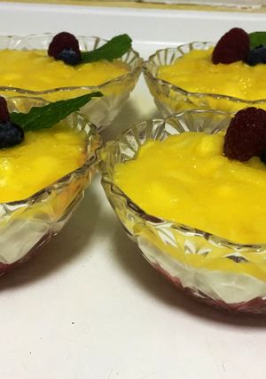 Una foto de Vasitos de fresa, mascarpone y mango