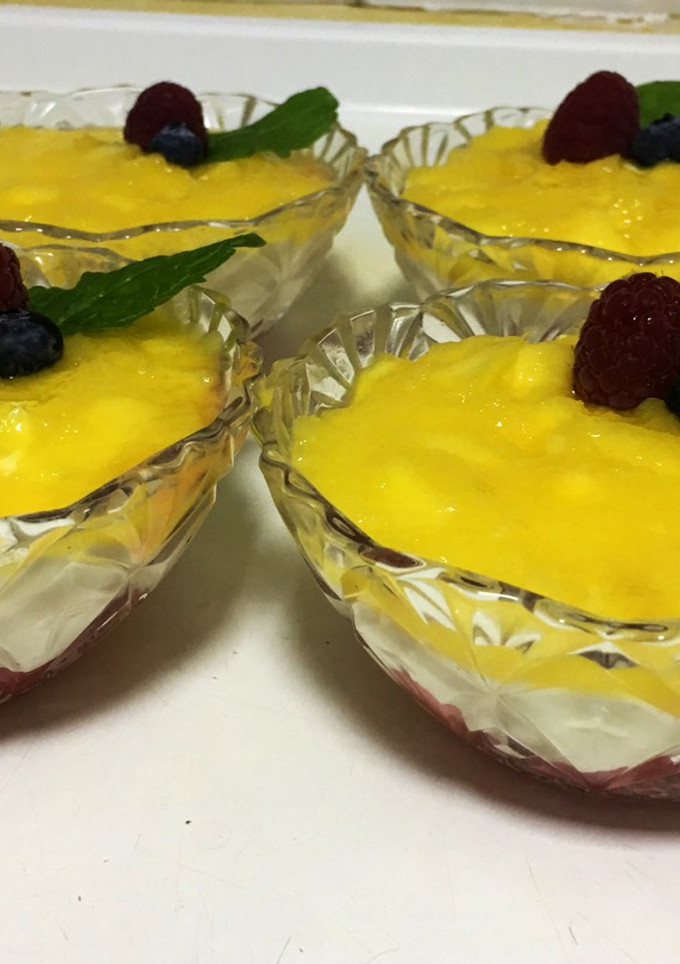 Una foto de Vasitos de fresa, mascarpone y mango