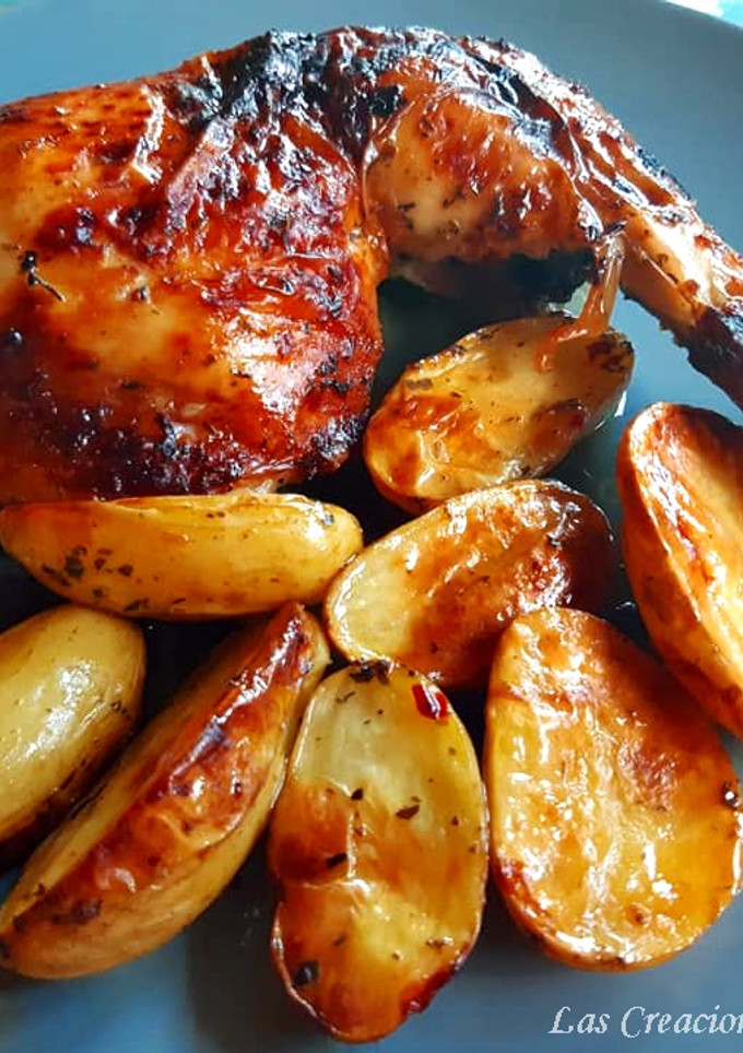 Una foto de Pollo al horno en salsa chimichurri