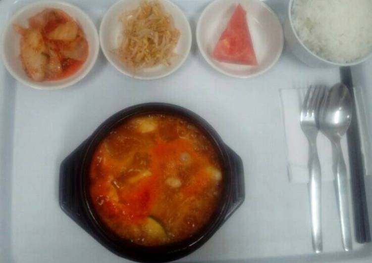 Camci Jiggae (sup kimchi isi tuna)