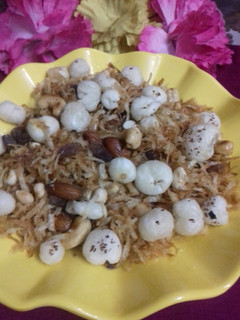 आलू सेव-ड्राई फ्रूट फलाहरी नमकीन (Aloo sev-dry fruit falahari namkeen recipe in hindi) रेसिपी मुख्य फोटो