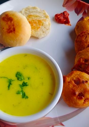 कढी वडा (kadhi vada recipe in marathi) रेसिपी चे मुख्य फोटो 