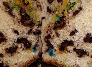 Una foto de Pan dulce con chocolate y confites!!