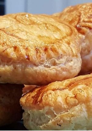 A picture of Cheesy chicken patties (pasties).